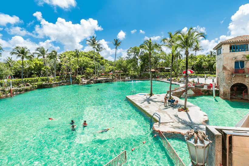 Crianças brincando na Venetian Pool em Miami