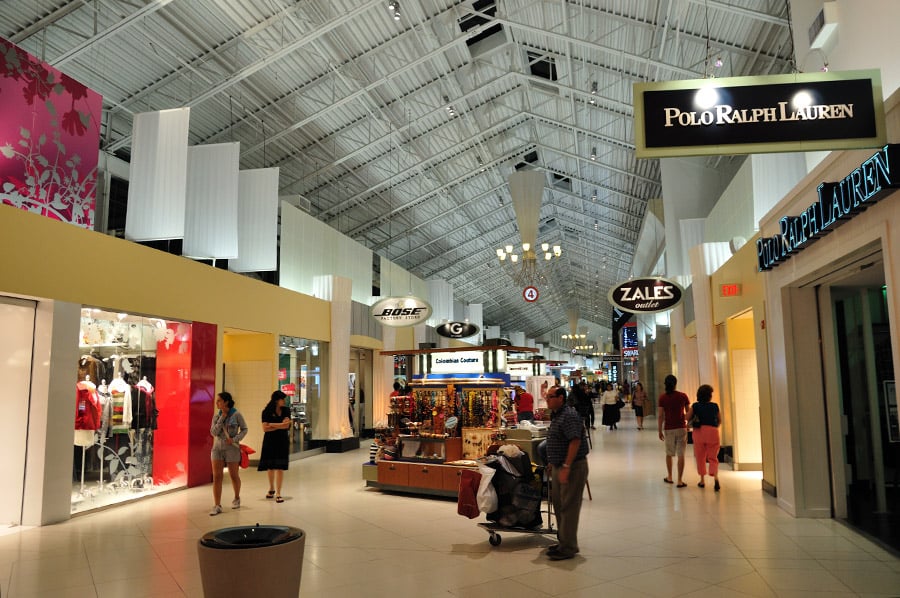 Interior do shopping Dolphin Mall em Miami
