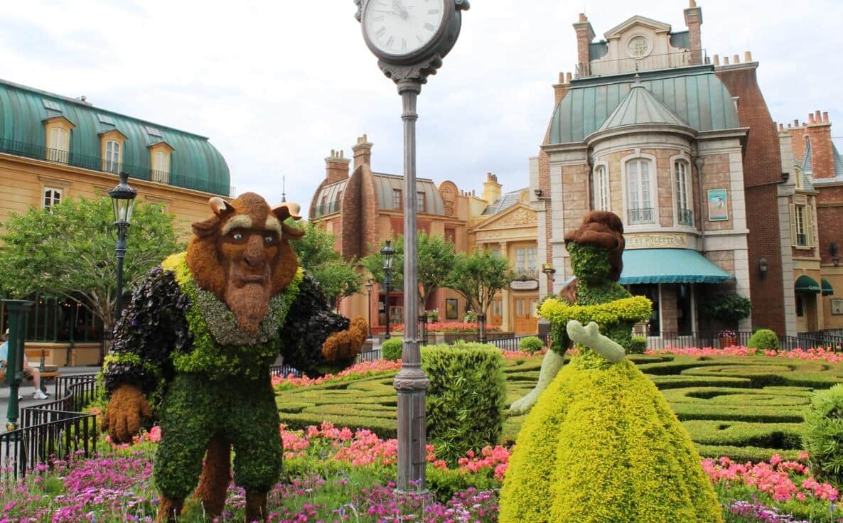 Escultura da Bela e a Fera com plantas na Disney