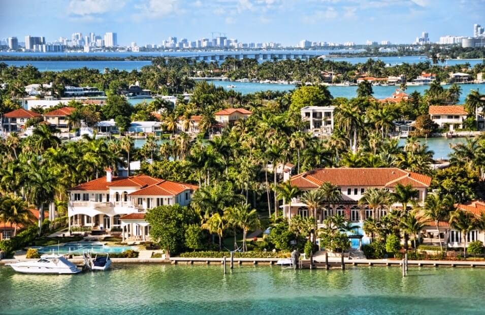 Mansões na Biscayne Bay em Miami