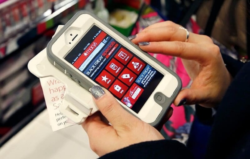 Usando app de compras no celular em Miami