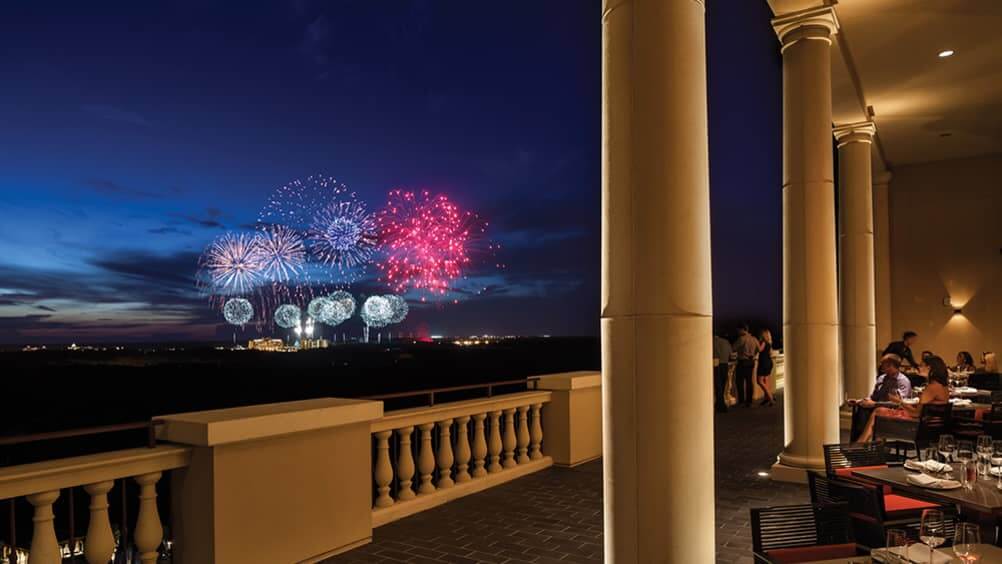 O show de fogos de Ano Novo da Disney Orlando visto de longe