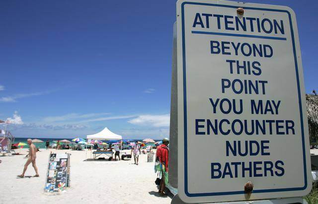 Placa da área de nudismo na Haulover Beach em Miami