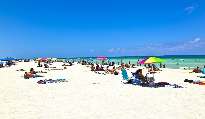 Pessoas na praia de Miami Beach