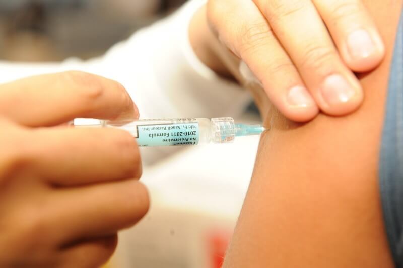 Aplicando vacina