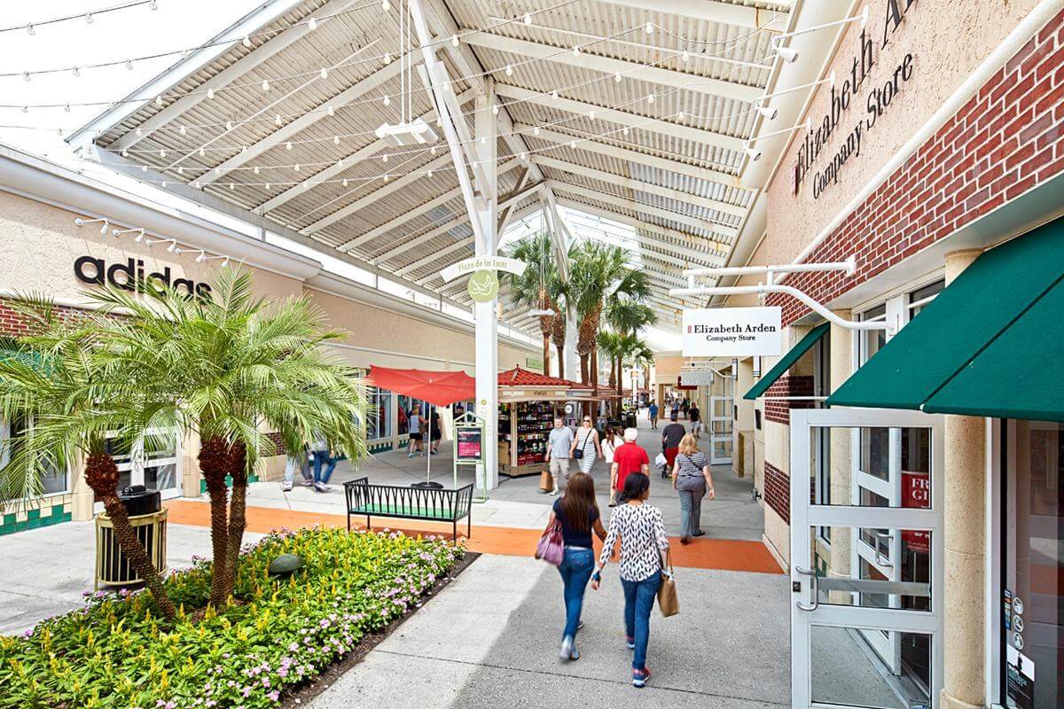 Área coberta no Vineland Premium Outlets em Orlando