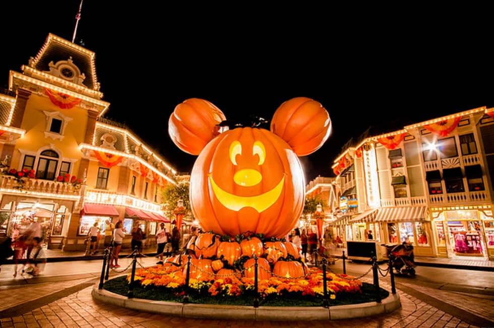 Decoração do Mickey no Halloween do Parque Magic Kingdom em Orlando