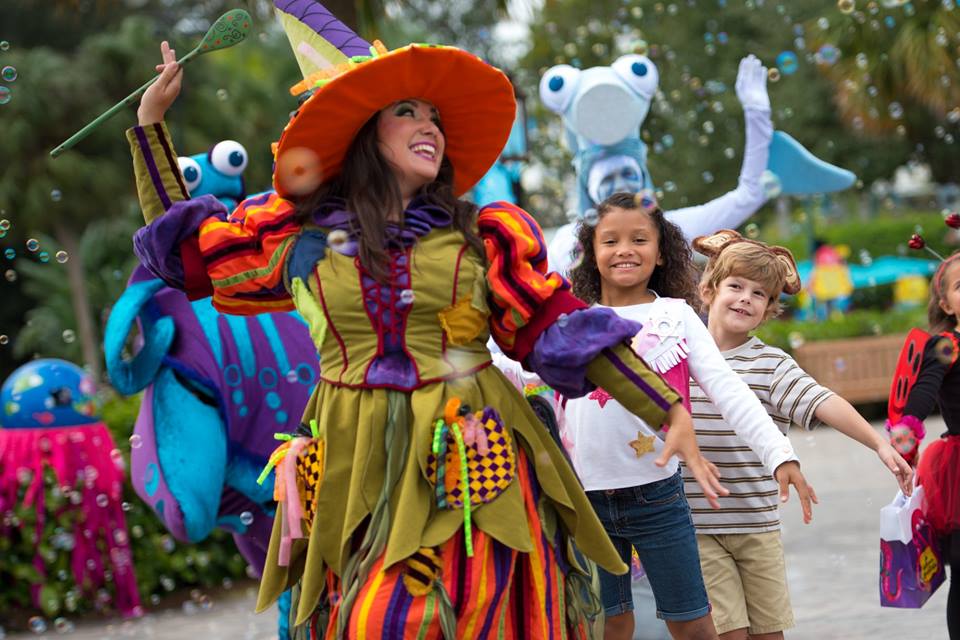 Personagens e crianças no Halloween Spooktacular no SeaWorld Orlando
