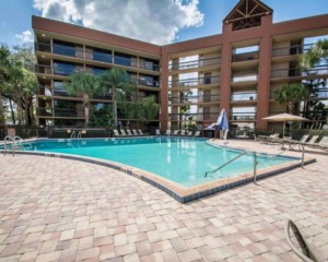 Vista da piscina do Hotel Clarion Inn Lake Buena Vista em Orlando