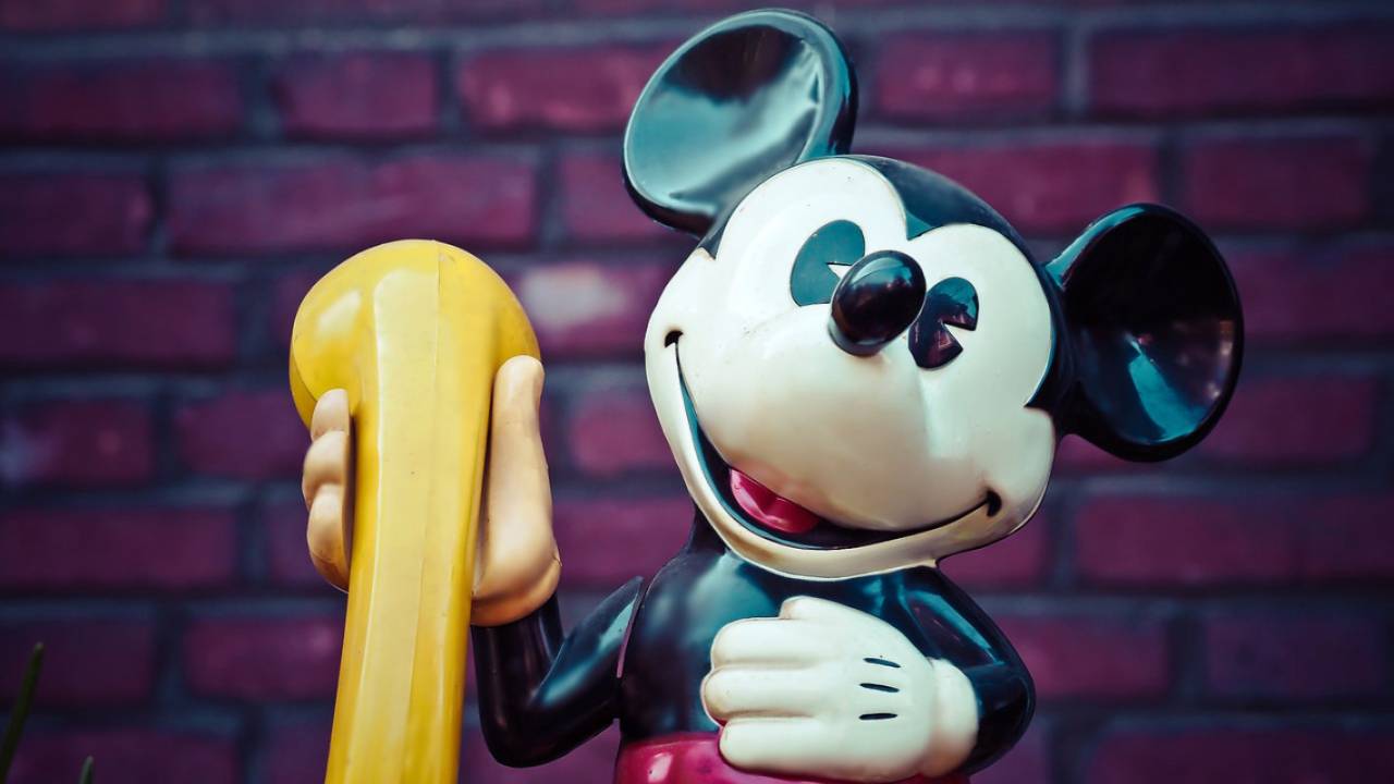 Mickey Mouse e telefone