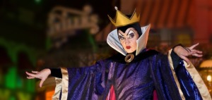 Rainha má no Villains After Hours com vilões da Disney