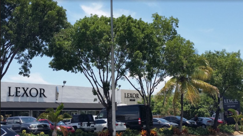 Frente da loja Lexor em Miami