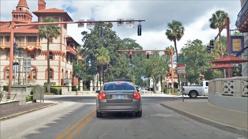 Ruas e carro em Saint Augustine