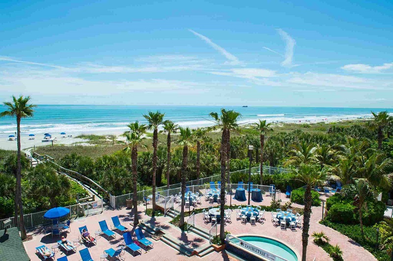 Vista de hotel para a praia de Cocoa Beach