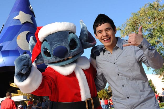 Jovem adolescente no Natal da Disney