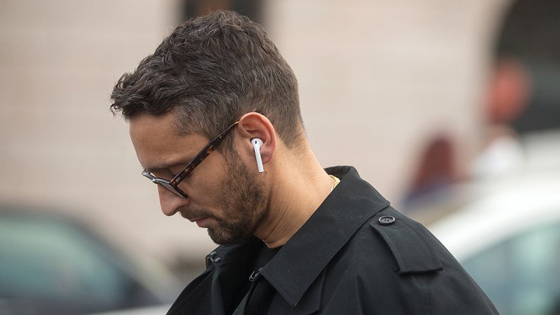 Fones de ouvido AirPods da Apple em uso