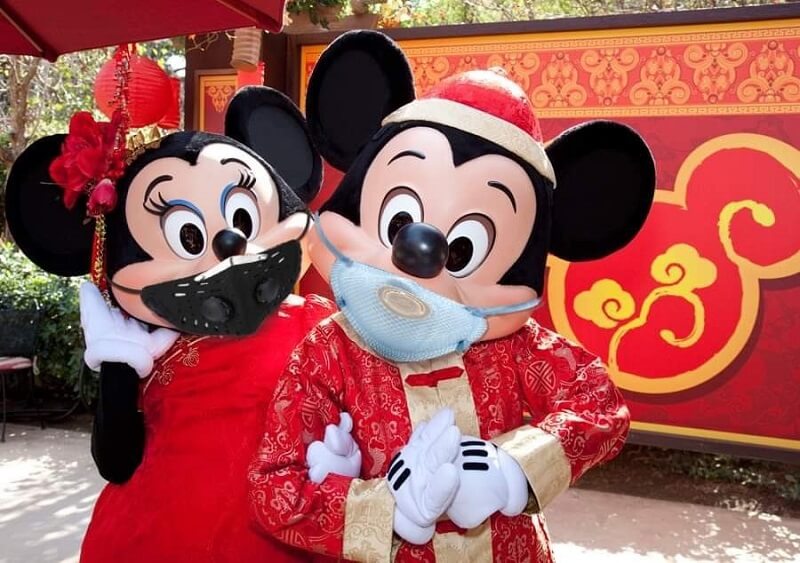 Mickey e Minnie de máscaras