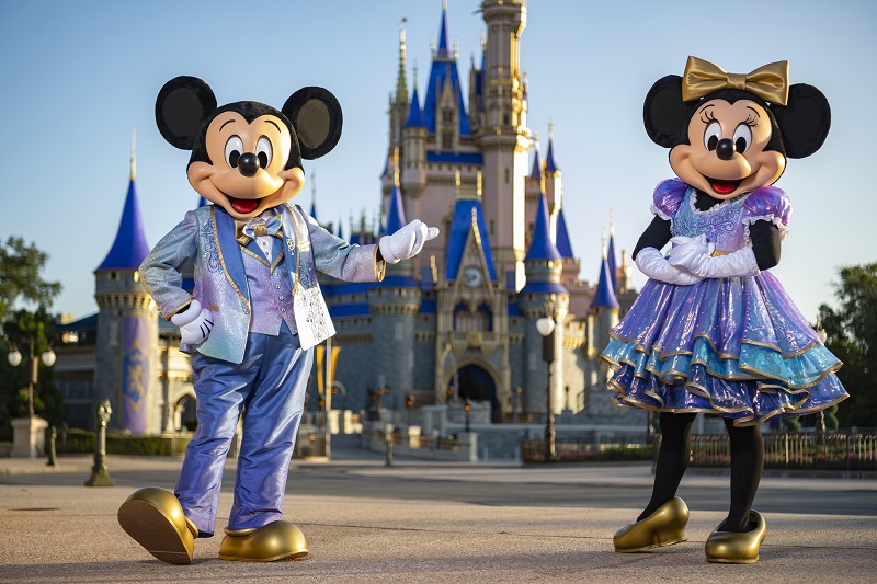 Mickey e Minnie com roupa especial de 50 anos da Disney