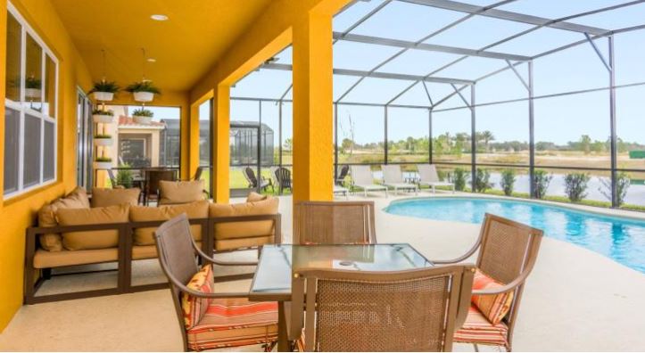 Piscina da casa com quartos para alugar no Solterra Resort em Orlando