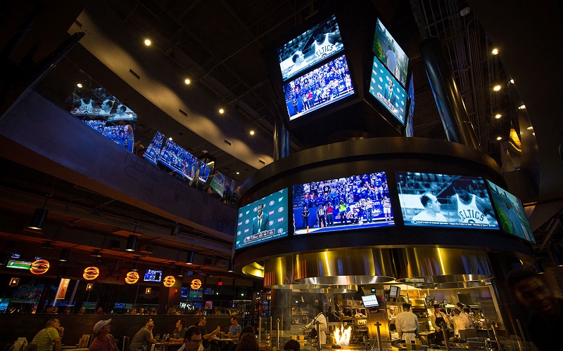 Telões do restaurante dos esportes NBC Sports Grill e Brew na Universal Orlando
