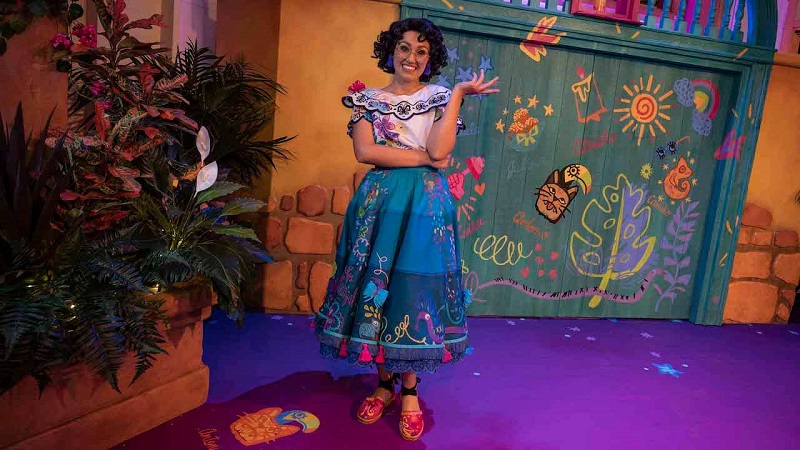 Personagem Mirabel, de Encanto, na Disney Orlando