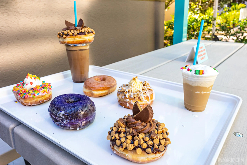 Bebidas e doces na Everglazed Donuts & Cold Brew na Disney Springs em Orlando