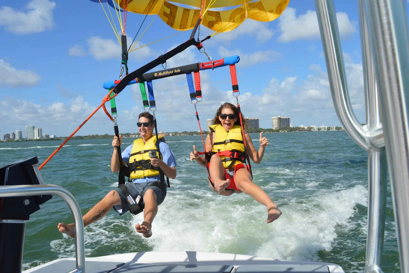 Casal fazendo parasailing em Miami