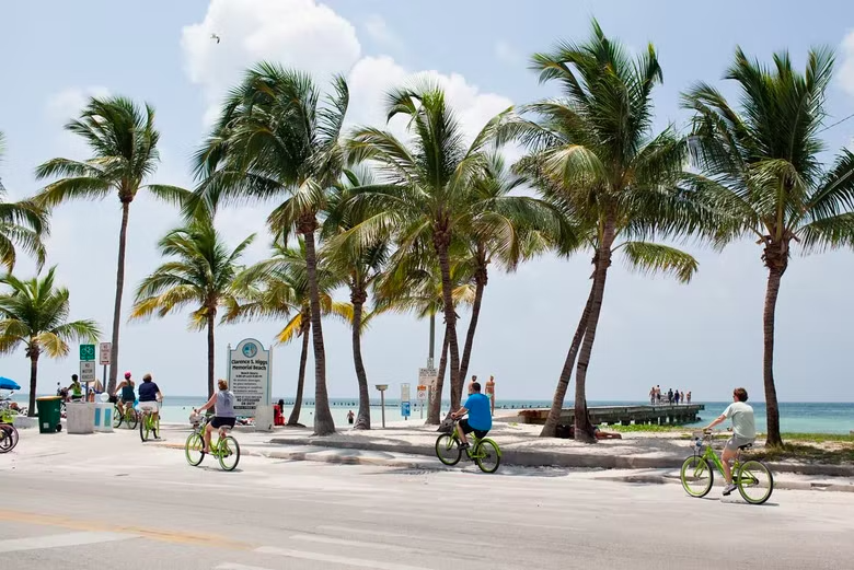 Ciclistas no passeio de bicicleta em Key West