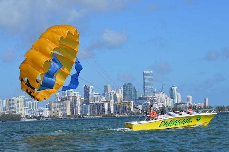 Embarcação do parasailing em Miami