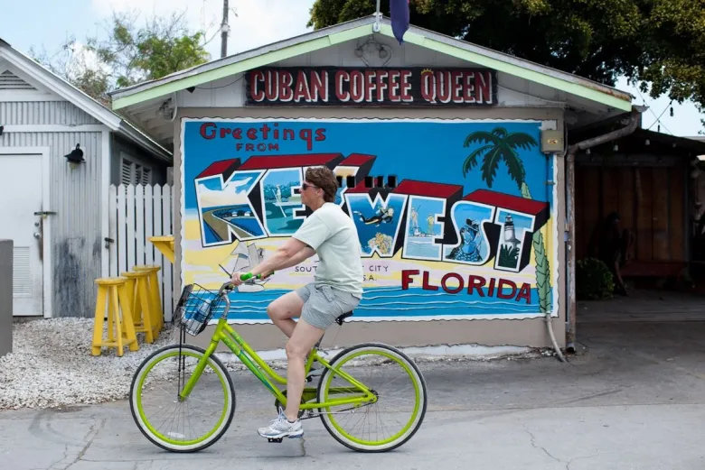 Parada no passeio de bicicleta em Key West