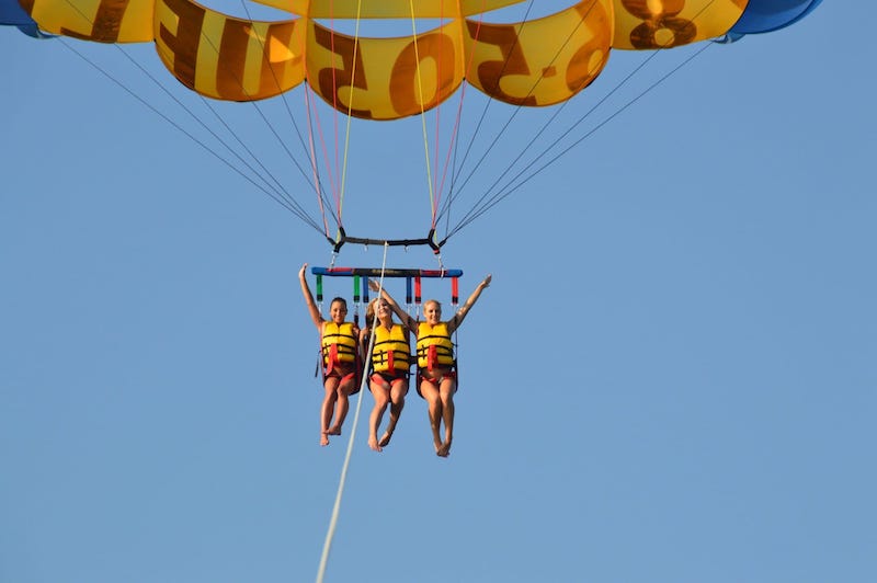 Pessoas fazendo parasailing em Miami