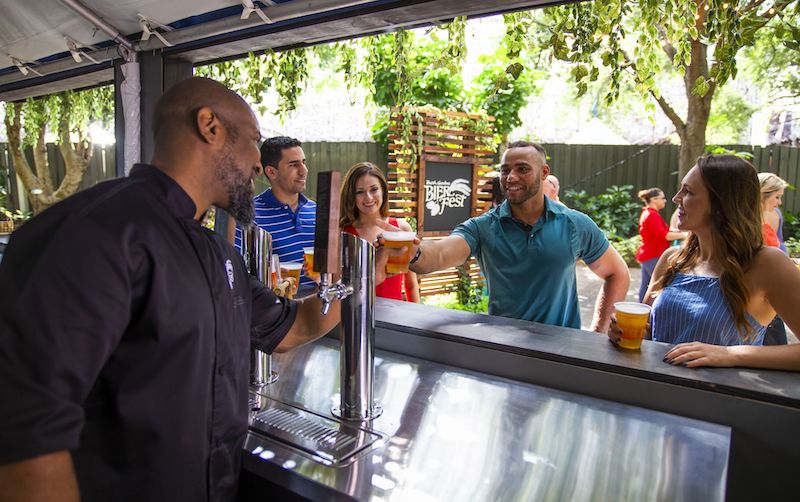 Visitantes e cervejas no Bier Fest no Busch Gardens Tampa