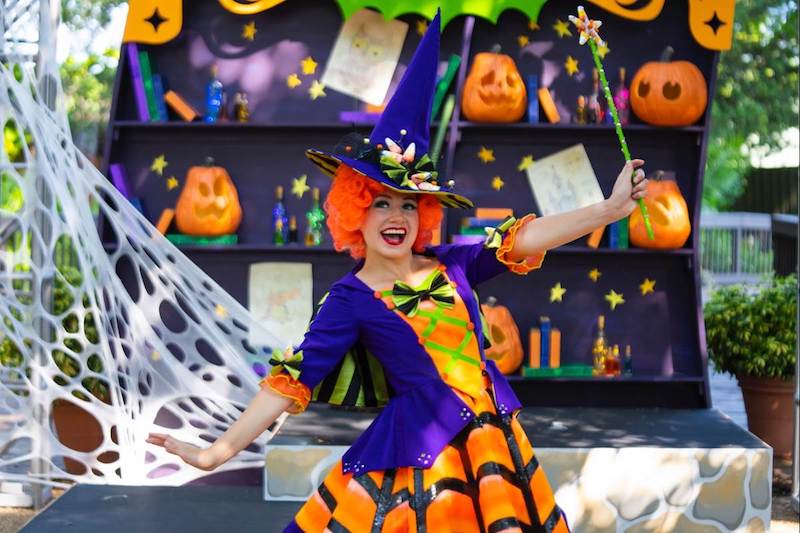 Diversão com personagem no Halloween Spooktacular no Busch Gardens Tampa