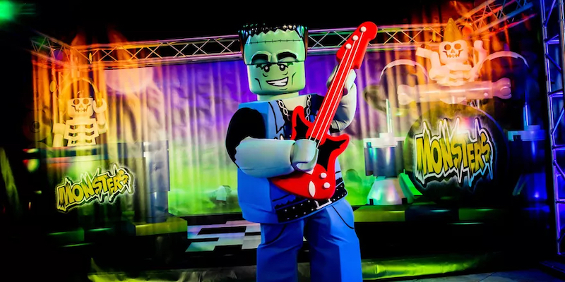 Frankenstein na festa do Halloween Brick-or-Treat no Legoland Florida