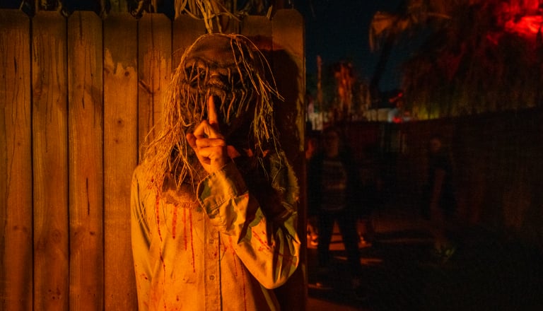 Personagem da zona de medo no Halloween Howl-O-Scream no Busch Gardens Tampa