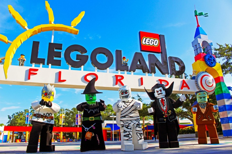 Personagens na entrada do Halloween Brick-or-Treat no Legoland Florida