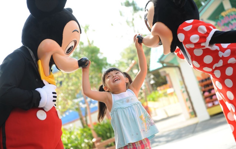 Criança com Mickey e Minnie na Disney Orlando