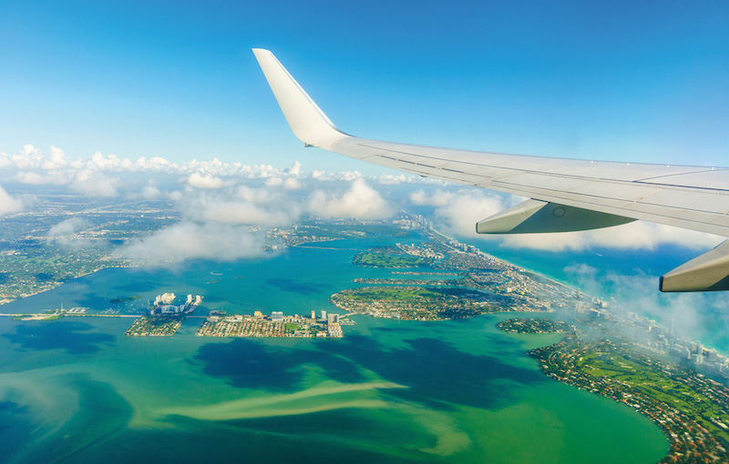 Vista da asa do avião e Miami Beach