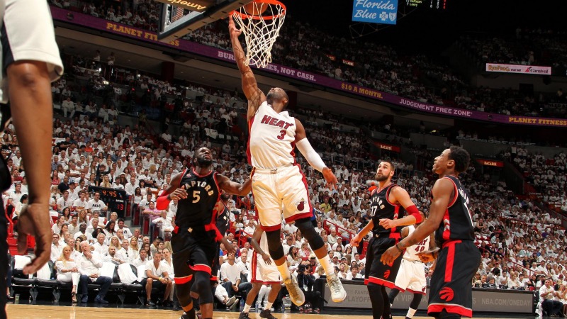 Jogador de basquete NBA do Miami Heat fazendo cesta