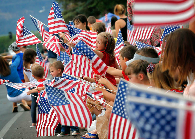 Crianças com bandeiras dos EUA no Independence Day