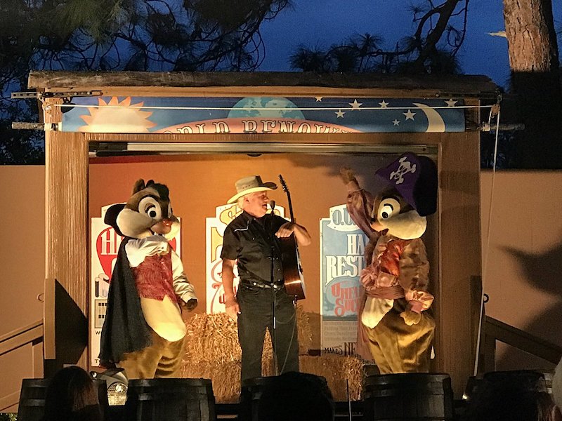 Músico com Tico e Teco no Chip 'N Dale's Campfire Sing-A-Long na Disney Orlando