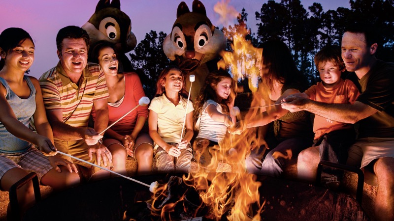 Visitantes no Chip 'N Dale's Campfire Sing-A-Long na Disney Orlando